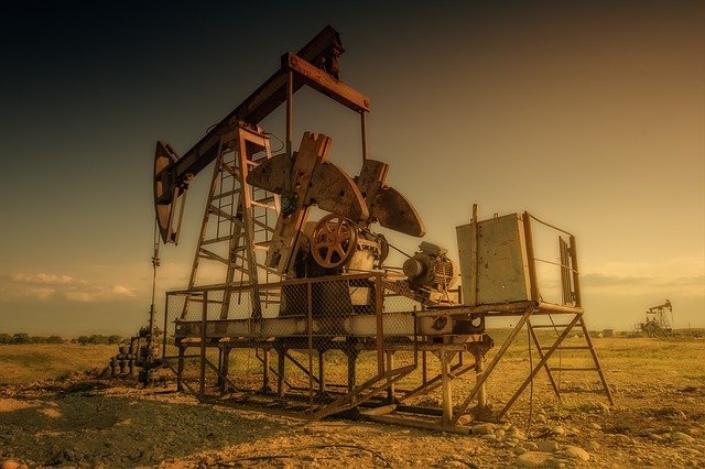 【原油收盘】油价自7年高位回落2% 美国伊朗重启谈判 EIA提高原油产量前景 分析师：油价会缓慢回落