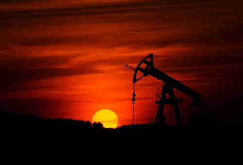 【原油盘后】油价再度暴涨6% 美国通胀数据高于预期 俄罗斯反制裁抬高能源价格 炼油产能跟不上需求