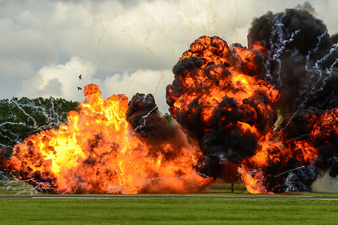 伊朗发动一波又一波报复性打击、特朗普紧急叫停！能源设施遇袭恐引爆市场？